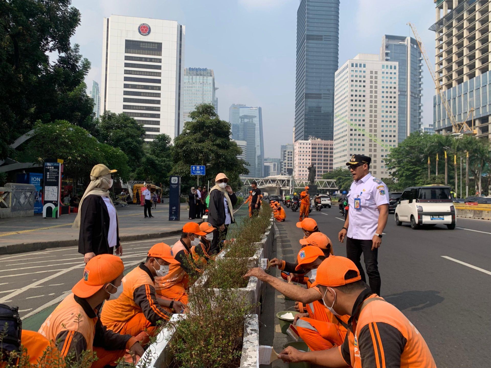 PPSU Se-Kecamatan Setiabudi Percantik Planter Box di Jalan Jenderal Sudirman
